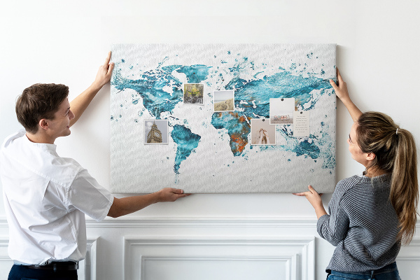Bacheca in sughero con stampa a mappa del mondo ad acquerello
