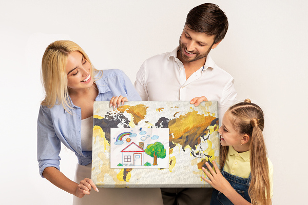 Lavagna di sughero con mappa del mondo astratta dai colori caldi