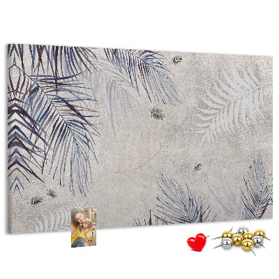 Bacheca in sughero con motivo di foglie delicate su sfondo grigio