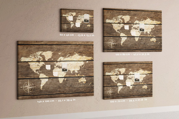 Lavagna di sughero con stampa di una mappa del mondo su sfondo a effetto legno
