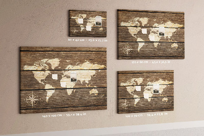 Lavagna di sughero con stampa di una mappa del mondo su sfondo a effetto legno