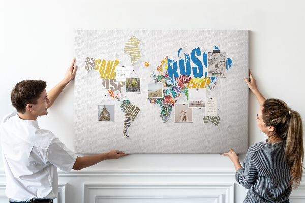 Mappa del mondo a colori con nomi dei paesi lavagna in sughero