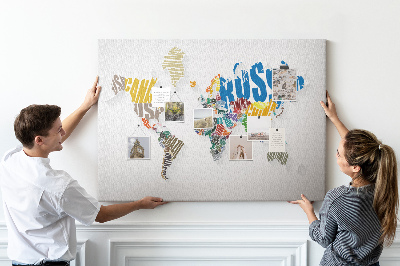 Mappa del mondo a colori con nomi dei paesi lavagna in sughero
