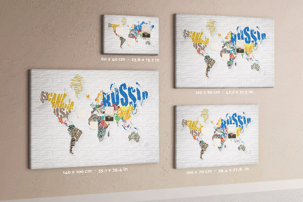 Mappa del mondo a colori con nomi dei paesi lavagna in sughero