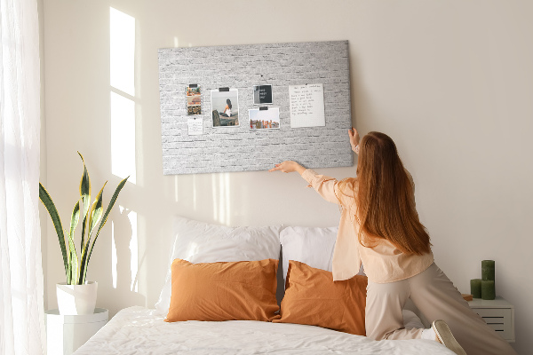 Bacheca in sughero con stampa effetto muro di mattoni bianchi e puntine colorate
