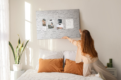 Bacheca in sughero con stampa effetto muro di mattoni bianchi e puntine colorate