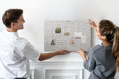 Bacheca in sughero con stampa effetto muro di mattoni bianchi e puntine colorate