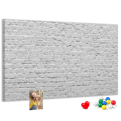 Bacheca in sughero con stampa effetto muro di mattoni bianchi e puntine colorate