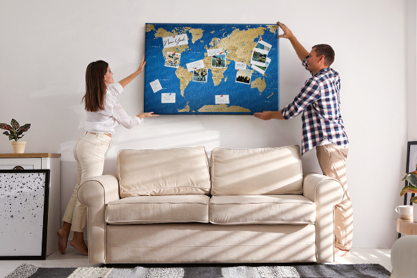 Mappa del mondo con puntine lavagna in sughero