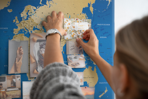 Mappa del mondo con puntine lavagna in sughero