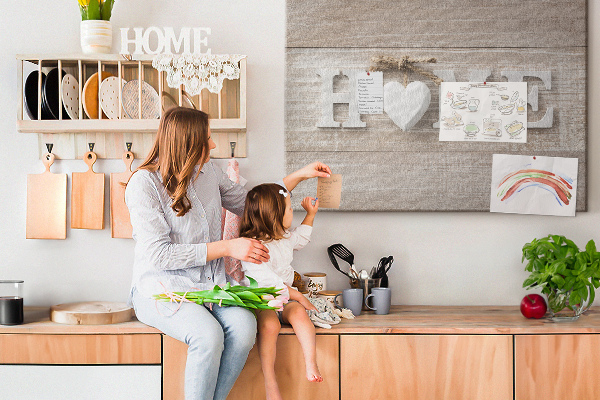 Lavagna di sughero con scritta elegante HOME e decorazione a cuore