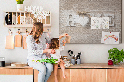 Lavagna di sughero con scritta elegante HOME e decorazione a cuore
