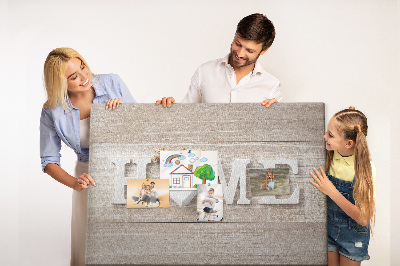 Lavagna di sughero con scritta elegante HOME e decorazione a cuore