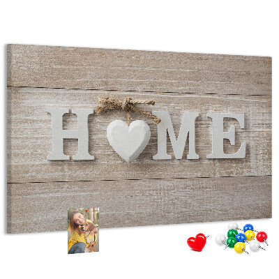Lavagna di sughero con scritta elegante HOME e decorazione a cuore