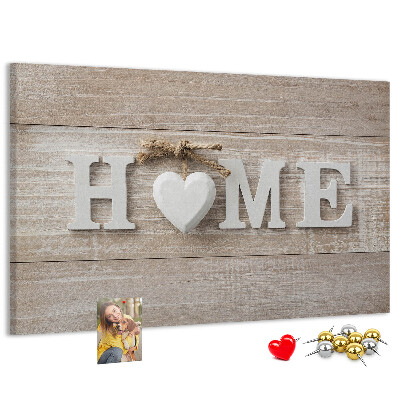 Lavagna di sughero con scritta elegante HOME e decorazione a cuore