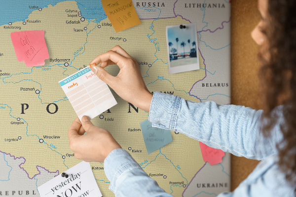 Bacheca in sughero con mappa della Polonia e Varsavia evidenziata