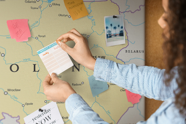 Bacheca in sughero con mappa della Polonia e Varsavia evidenziata