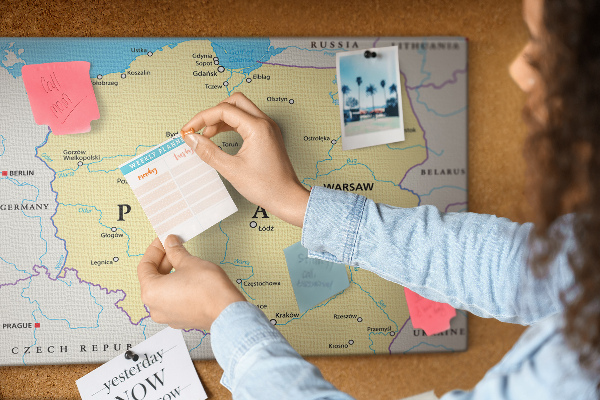 Bacheca in sughero con mappa della Polonia e Varsavia evidenziata