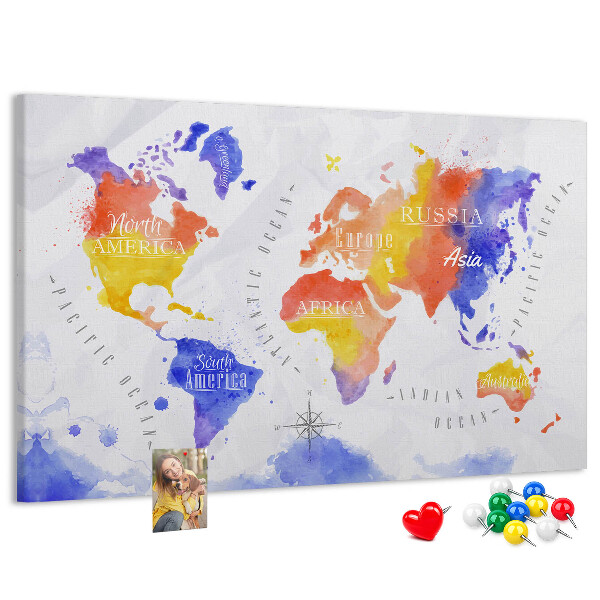 Lavagna di sughero mappa del mondo colorata in stile acquerello