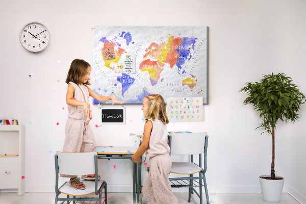 Lavagna di sughero mappa del mondo colorata in stile acquerello