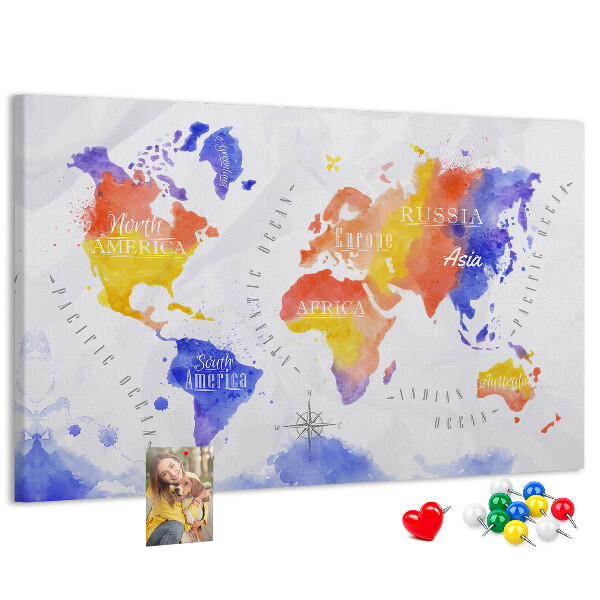 Lavagna di sughero mappa del mondo colorata in stile acquerello