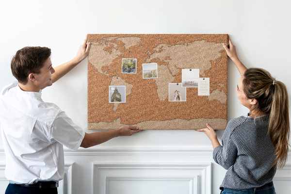 Bacheca in sughero con stampa mappa del mondo