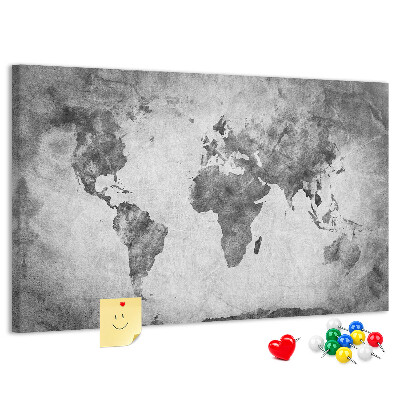 Lavagna di sughero con vecchia mappa del mondo nei toni del grigio