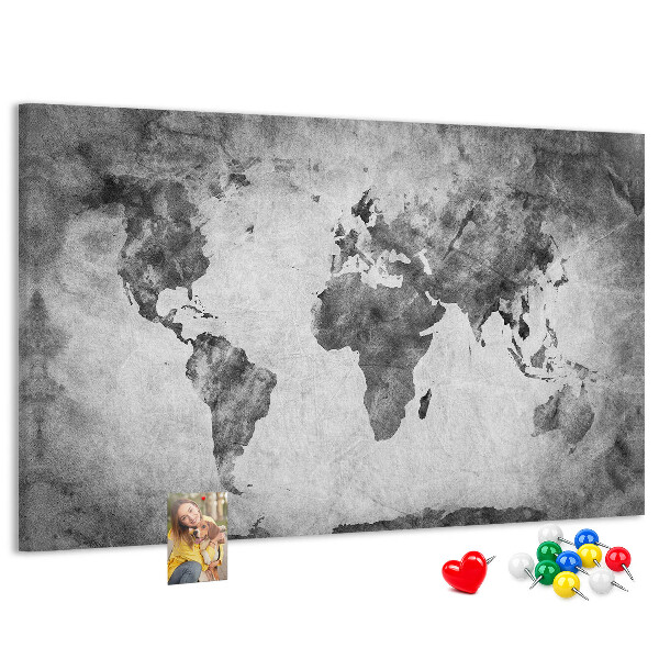 Lavagna di sughero con vecchia mappa del mondo nei toni del grigio
