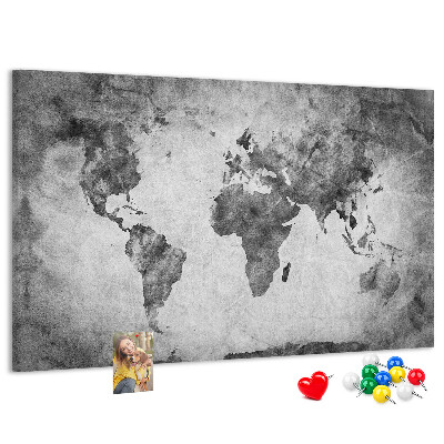 Lavagna di sughero con vecchia mappa del mondo nei toni del grigio