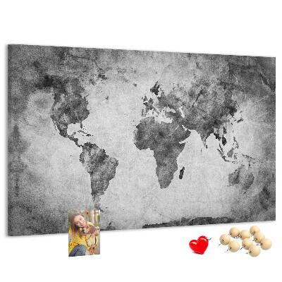 Lavagna di sughero con vecchia mappa del mondo nei toni del grigio