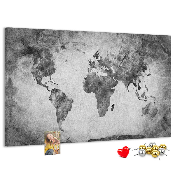 Lavagna di sughero con vecchia mappa del mondo nei toni del grigio