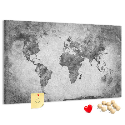 Lavagna di sughero con vecchia mappa del mondo nei toni del grigio