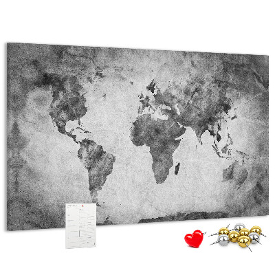 Lavagna di sughero con vecchia mappa del mondo nei toni del grigio
