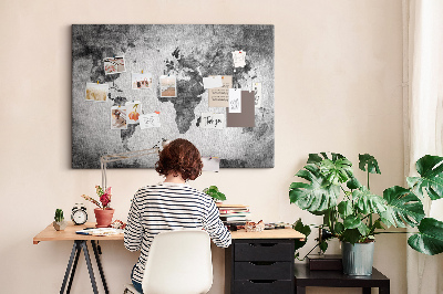 Lavagna di sughero con vecchia mappa del mondo nei toni del grigio