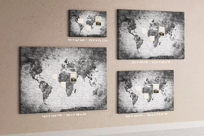 Lavagna di sughero con vecchia mappa del mondo nei toni del grigio