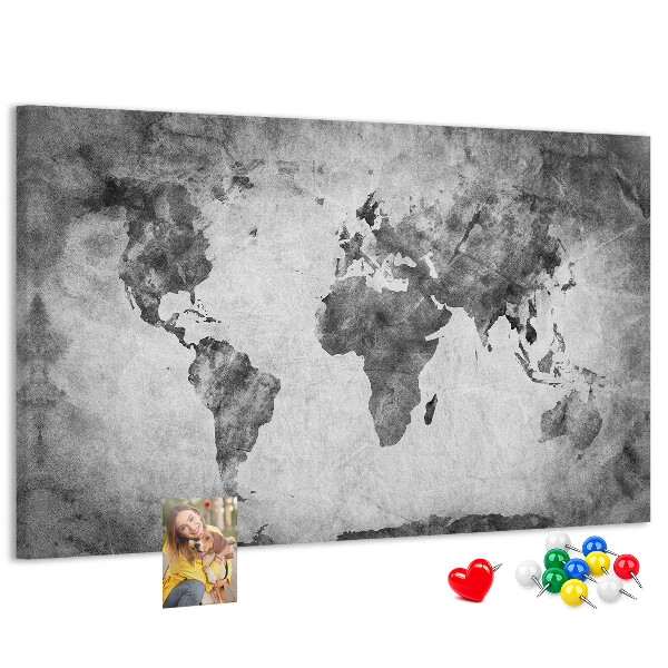 Lavagna di sughero con vecchia mappa del mondo nei toni del grigio