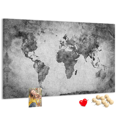 Lavagna di sughero con vecchia mappa del mondo nei toni del grigio