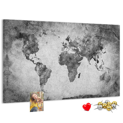 Lavagna di sughero con vecchia mappa del mondo nei toni del grigio