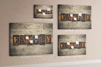Lavagna di sughero con stampa di lettere di famiglia su sfondo in legno