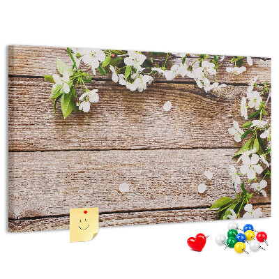 Bacheca in sughero con stampa di fiori su sfondo di tavola in legno