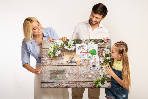 Bacheca in sughero con stampa di fiori su sfondo di tavola in legno