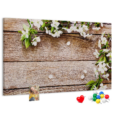 Bacheca in sughero con stampa di fiori su sfondo di tavola in legno