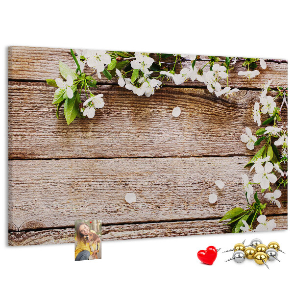 Bacheca in sughero con stampa di fiori su sfondo di tavola in legno