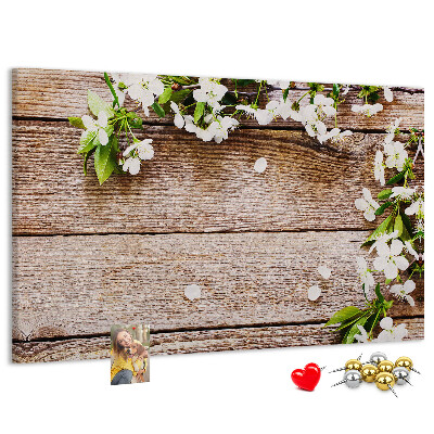 Bacheca in sughero con stampa di fiori su sfondo di tavola in legno