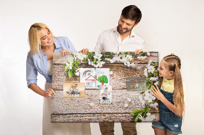 Bacheca in sughero con stampa di fiori su sfondo di tavola in legno