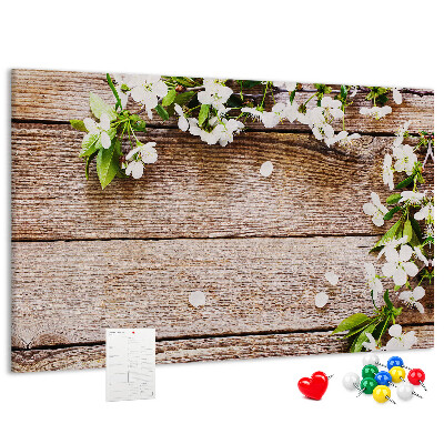Bacheca in sughero con stampa di fiori su sfondo di tavola in legno