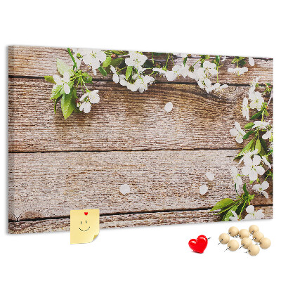 Bacheca in sughero con stampa di fiori su sfondo di tavola in legno