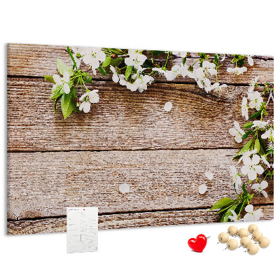 Bacheca in sughero con stampa di fiori su sfondo di tavola in legno