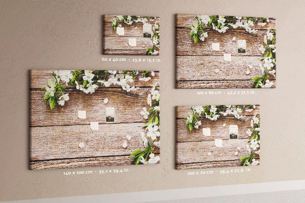 Bacheca in sughero con stampa di fiori su sfondo di tavola in legno