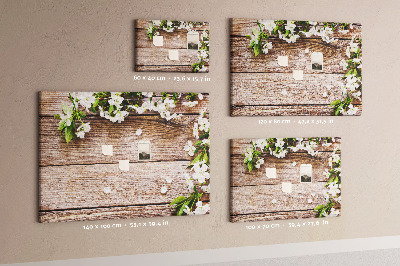Bacheca in sughero con stampa di fiori su sfondo di tavola in legno